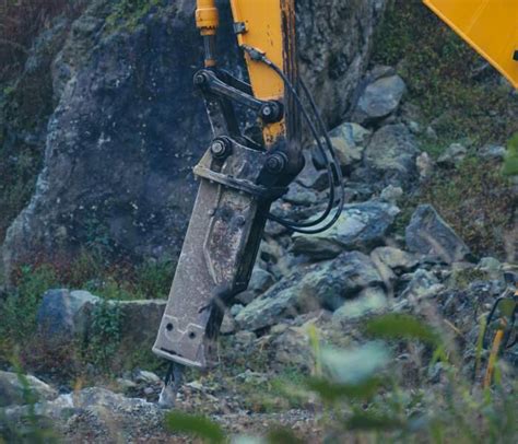 Zastosowanie młota hydraulicznego na placu budowy