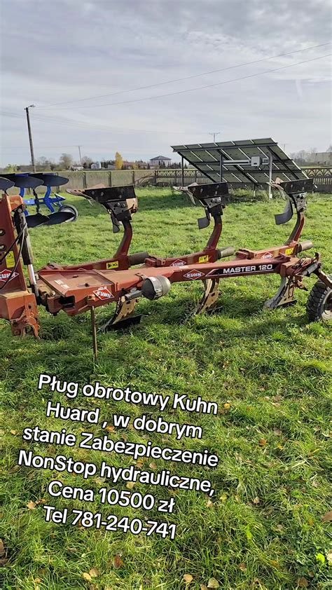 Rolnik testujący pług obrotowy na polu