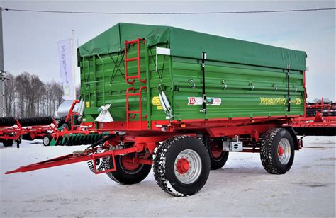 zdjęcie przyczepy Pronar PT612 z widocznym mechanizmem wywrotu
