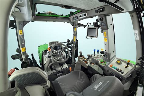 Zdjęcie wnętrza kabiny Deutz-Fahr (MaxiVision II lub SigmaVision), ukazujące iMonitor i ergonomiczny podłokietnik.