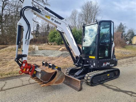 Minikoparka Bobcat 320 w trakcie prac ziemnych