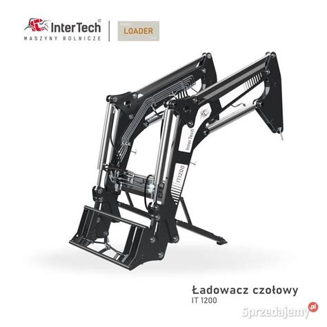 Ładowacz Intertech IT 1200 (dawniej IT 2600 Plus) pracujący w ograniczonej przestrzeni gospodarstwa