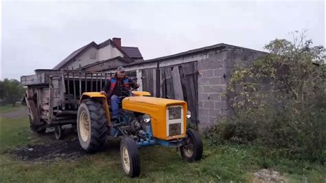 Stara młocarnia z widocznymi elementami mechanicznymi