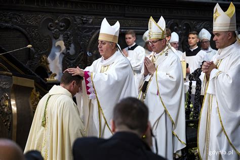 Zdjęcie księdza Mariana Krzystka podczas święcenia stacji paliw