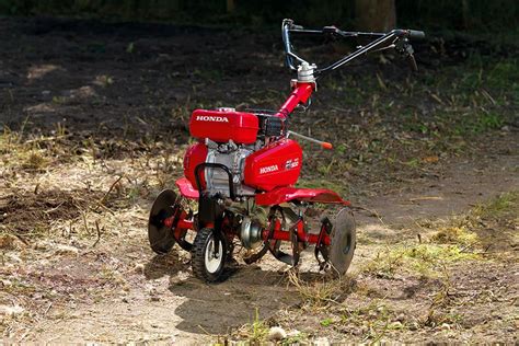 Tematyczne zdjęcie glebogryzarki Honda pracującej w ogrodzie