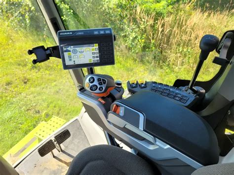 Wnętrze kabiny kombajnu Rostselmash, ukazujące joystick i panel sterowania