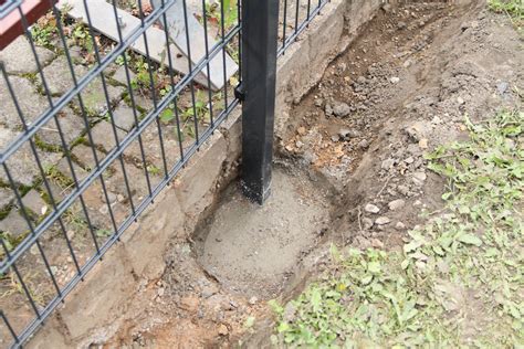 Zdjęcie przedstawiające użycie dołownika do przygotowania otworów pod słupki ogrodzeniowe