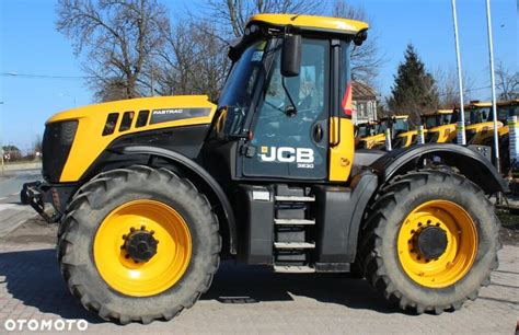 Ciągnik rolniczy JCB Fastrac 3200 podczas pracy