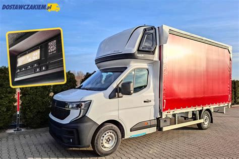 Zdjęcie Renault Master z zabudową wywrotową podczas rozładunku