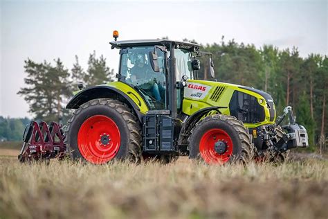 Flota ciągników Claas Axion w pracy na polu