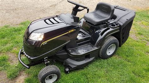 Zdjęcie poglądowe traktorka ogrodowego Alpina BT 84 S/X w akcji