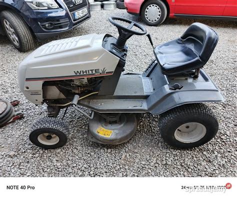 Traktorek kosiarka MTD White w ogrodzie