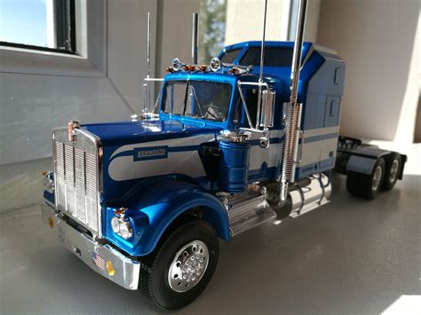 Zdjęcie przedstawiające nietypowego pickupa Kenworth, stylizowanego na legendarny model W900