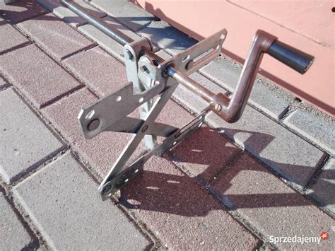 Zdjęcie przedstawiające hydrauliczny mechanizm podnoszenia siewnika i regulowane ekrany boczne