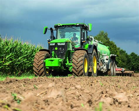 zdjęcie szczegółowego metalowego modelu ciągnika John Deere 7R z otwartą maską i drzwiami