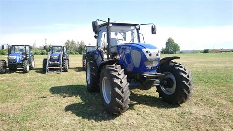Tematyczne zdjęcie nowego ciągnika Farmtrac pracującego w mieście lub w małym gospodarstwie