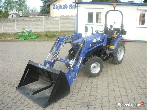 Zdjęcie ciągnika Farmtrac 6050DTc V z zamontowanym ładowaczem czołowym