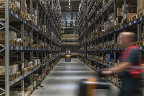 magazyn części JCB z widocznymi komponentami