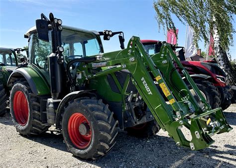 Widok ogólny ciągnika Fendt z zamontowanym ładowaczem Mailleux