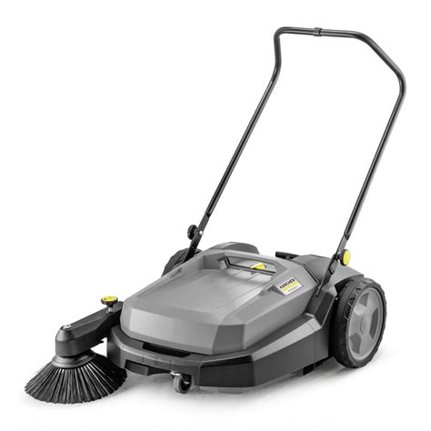Zamiatarka ręczna Karcher KM 70/20 C w akcji sprzątania