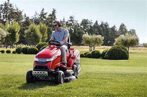 Honda HF 2417 HTE kosiarka traktorowa w akcji na dużym trawniku
