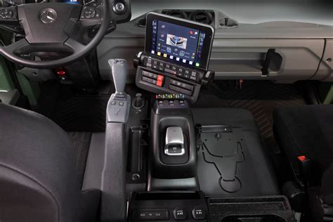 Wizualizacja kokpitu Mercedesa Unimog z widokiem na ekran dotykowy Uni-Touch i system VarioPilot.