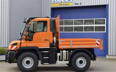 Multimedialna prezentacja możliwości zastosowania Mercedesa Unimog U 219 w różnych pracach przez cały rok.