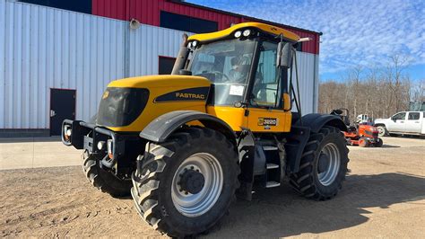Thematic photo of JCB Fastrac 3220 tractor working in the field