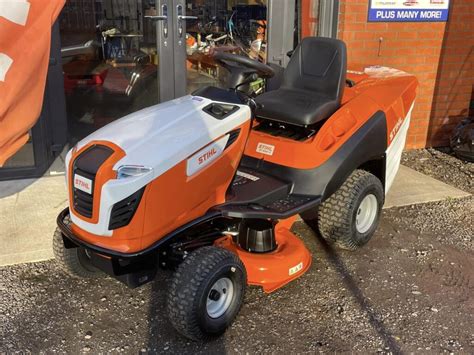 Tematyczne zdjęcie traktorka ogrodowego Stihl RT 5097 Z w akcji