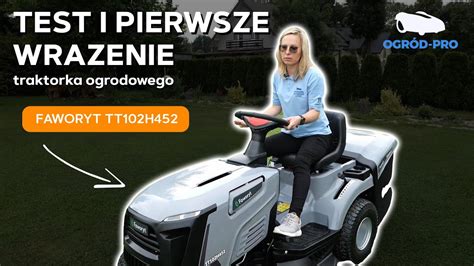 Zbliżenie na kokpit nowoczesnego traktorka ogrodowego: wyświetlacz, ergonomiczna kierownica, tempomat oraz uchwyt na napój.