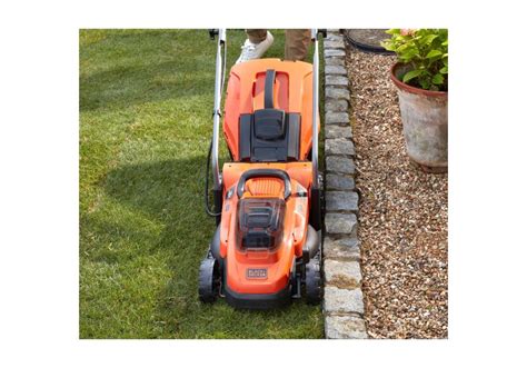 Thematyczne zdjęcie kosiarki Black&Decker E-Drive w ogrodzie
