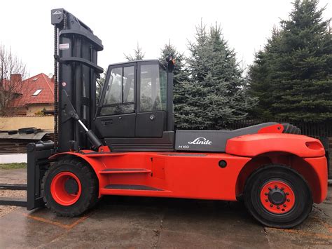 Wózek widłowy wielkotonażowy 16 ton w akcji, transportujący ciężki ładunek