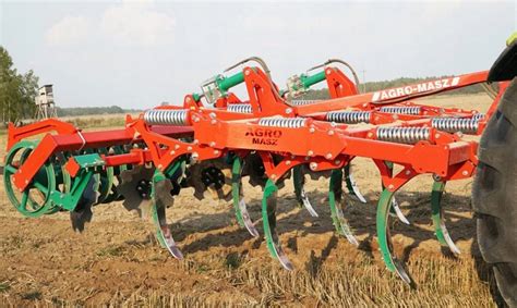 zdjęcie agregatu ścierniskowego pracującego w polu