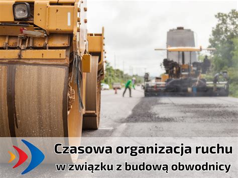 Zdjęcie operatora pracującego na walcu drogowym na placu budowy drogi
