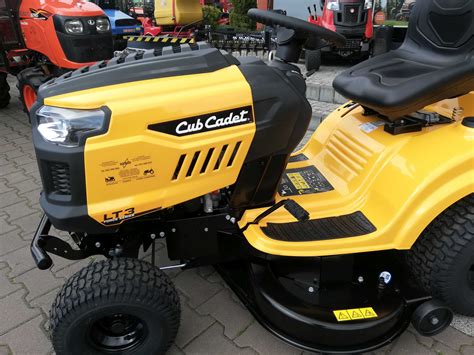 Traktor ogrodowy Cub Cadet w akcji