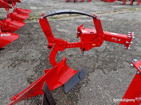 Porównanie konstrukcji dłuta odwracalnego i jednostronnego w przekroju przez korpus pługa