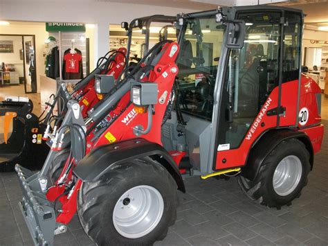 Widok ogólny ładowarki przegubowej Weidemann 1260 w środowisku pracy rolniczej
