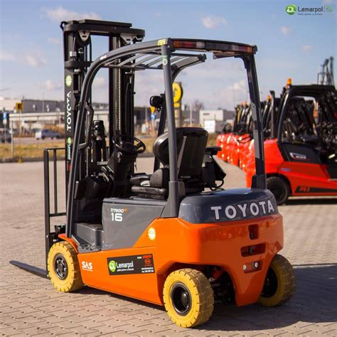 Zdjęcie przedstawiające elektryczny wózek widłowy Toyota serii Traigo w środowisku magazynowym