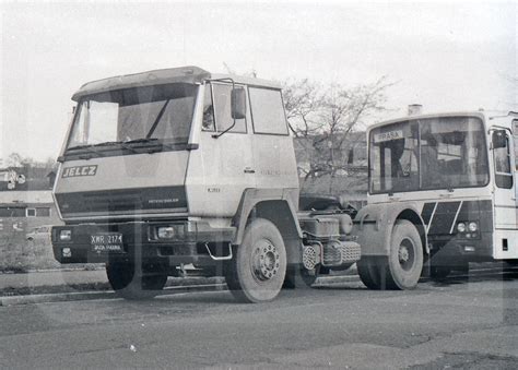 тематичне фото ciągnika siodłowego Jelcz 882.62 w terenie