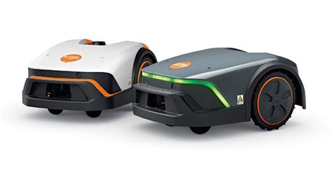 Różne modele robotów koszących Stihl iMOW w ogrodzie