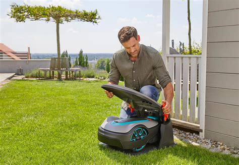 Robot koszący Gardena w akcji na trawniku