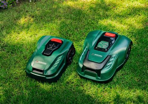 Zdjęcie przedstawiające różne modele kosiarek Parkside dostępne w Lidlu, zarówno akumulatorowe, jak i roboty koszące.