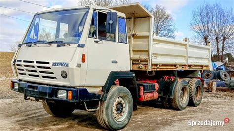 Tematyczne zdjęcie ciężarówki Steyr wywrotka w akcji
