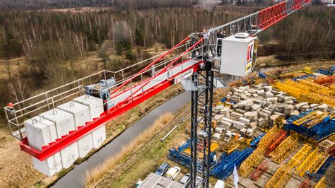 Zdjęcie polskiego żurawia wieżowego Krupinski Cranes KR 90-5 podczas prezentacji