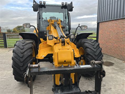 Zdjęcie ładowarki teleskopowej przegubowej JCB TM 320S Agri w akcji