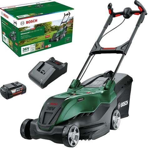 zdjęcie kosiarki Bosch AdvancedRotak 36V-44-750 w akcji na trawniku