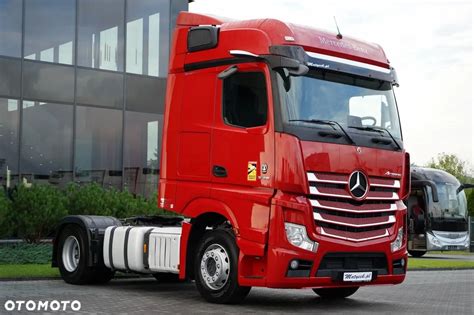 Tematyczne zdjęcie ciężarówki Mercedes-Benz w warsztacie serwisowym