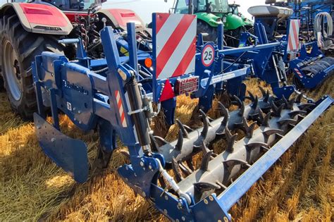 Przegubowe połączenie pługa półzawieszanego z ciągnikiem