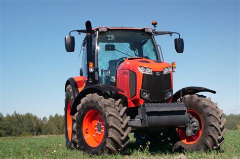 Tematyczne zdjęcie ciągnika Kubota pracującego w polu