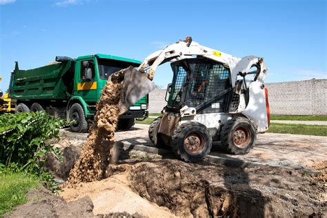 Złożona maszyna budowlana Bobcat w trakcie pracy